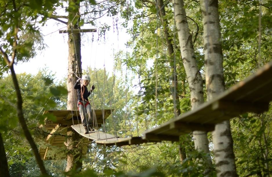 Tag en hyggedag med familien under træerne og få humøret helt i top i Havreholm Klatrepark